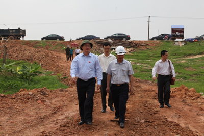 ຮອງນາຍົກລັດຖະມົນຕີ NguyenThien Nhan ພົບປະກັບຜູ້ມີສິດເລືອກ ຕັ້ງແຂວງ ບັກຢາງ